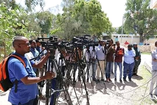Nuuraiimaan's tweet photo. Ururka saxafiyiinta somaliyeed ee #fesoj ayaa cambaareyay go'aanka uu gudoonka baarlamaanka somalia uga horjoogsaday warbaahinta madaxabanaan Ka qayb galka kalfadhiga #7aad ee baarlamaanka somalia https://t.co/J1yd3bqhFs