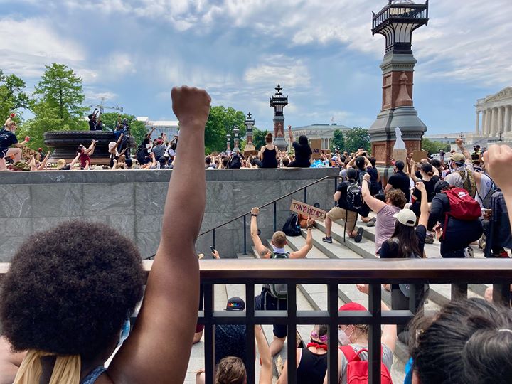 WomenInTheArts's tweet photo. 📢 Today starting at 11 a.m., NMWA staff will be at the museum handing out water and snacks to protestors. The museum is located at 1250 New York Ave NW, Washington, D.C. 20005 and we will be distributing supplies at our 13th Street entrance until supplies last. [📷: NMWA Staff] https://t.co/TqOhs0lVa5