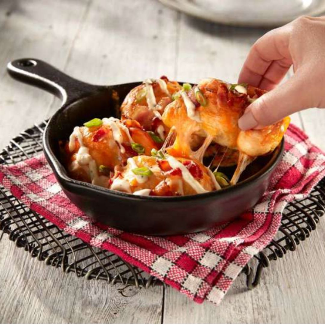 Time to try our Loaded Garlic And Cheese Pull-Apart Bread!! Cheesy garlic pull-apart bread served warm and topped with crispy bacon, green onions and creamy garlic sauce. Delicious!!
#montanascharlottetown #starters #garlicbread #suppertime