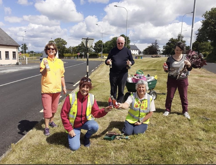 attyflinestate's tweet photo. The highlight of our week was saying "cheers" to our local @TidyTownsIre group in #Patrickswell
A chance meeting allowed us to say thank you to the team & keep them hydrated with our limited edition #Attyflin Irish Rosette Apple Juice. Their hard work is greatly appreciated! https://t.co/1ujzhaznwd