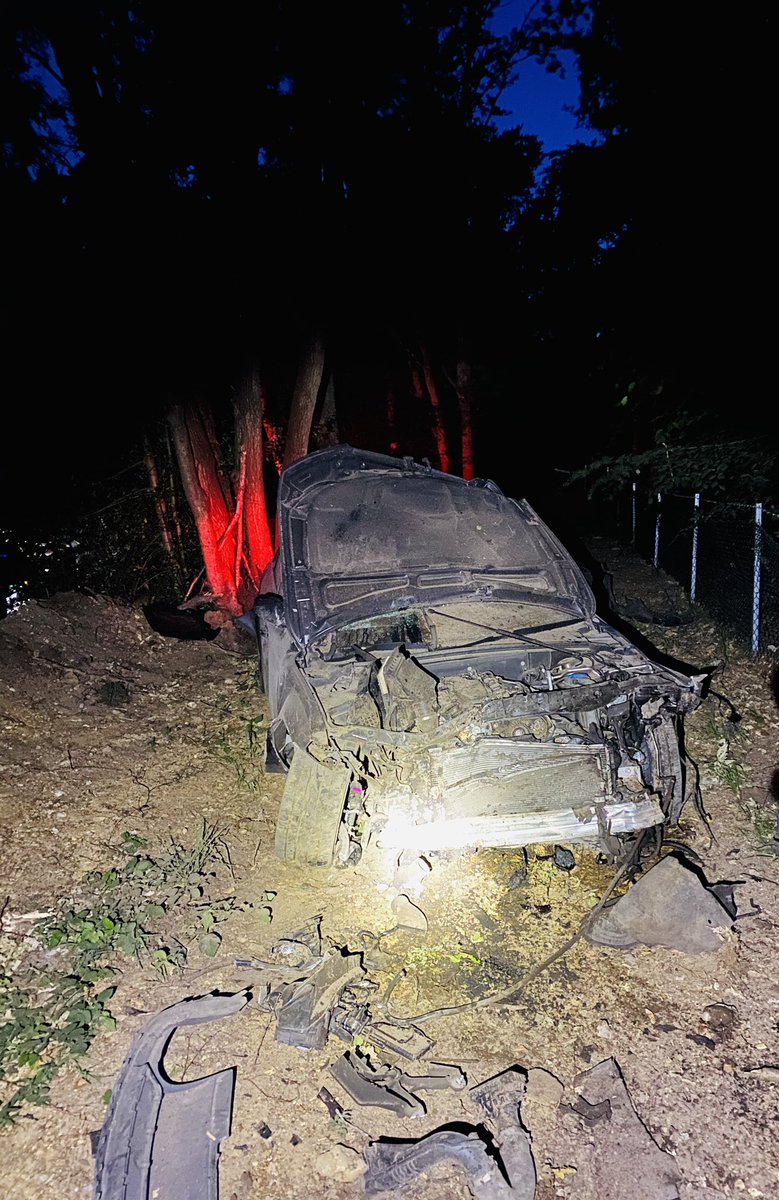 pd_chase's tweet image. When you arrive at this scene &amp;amp; driver’s de-camped, the pressures on to find them....Chase did his thing tracking through thick undergrowth &amp;amp; 45mins after the crash locates him hidden in a ditch half a mile away 💪🏽 Driver arrested sus drink drive #trustyourdog