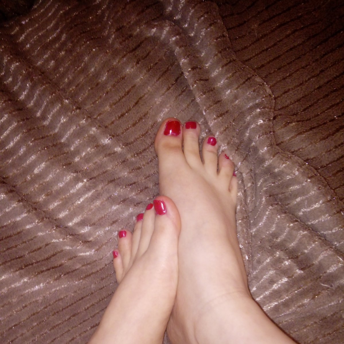 #redordead #footfetish #paypig #daintyfeet #uksize5 #smallfeet #footworship #paypigs #cherrytoes How pretty are these little toes?! Please retweet and help me gain some new followers!