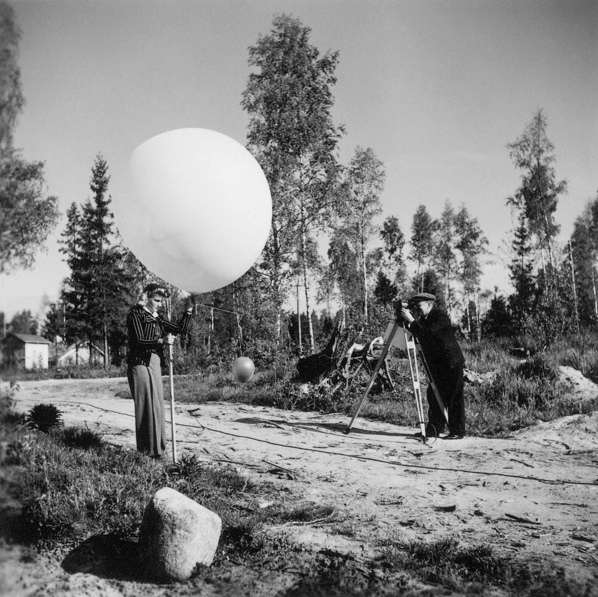 VaisalaGroup's tweet photo. A throwback from 80 years ago. Vaisala radiosonde ready for launch on June 6, 1940.

#radiosonde #throwback https://t.co/6RhlpaiFcL