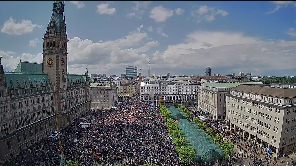 g20hh's tweet photo. #BlackLivesMatter #hamburg #germany so voll war es schon lange nicht mehr. #hh0606 15:28 https://t.co/7iBhleYoLT