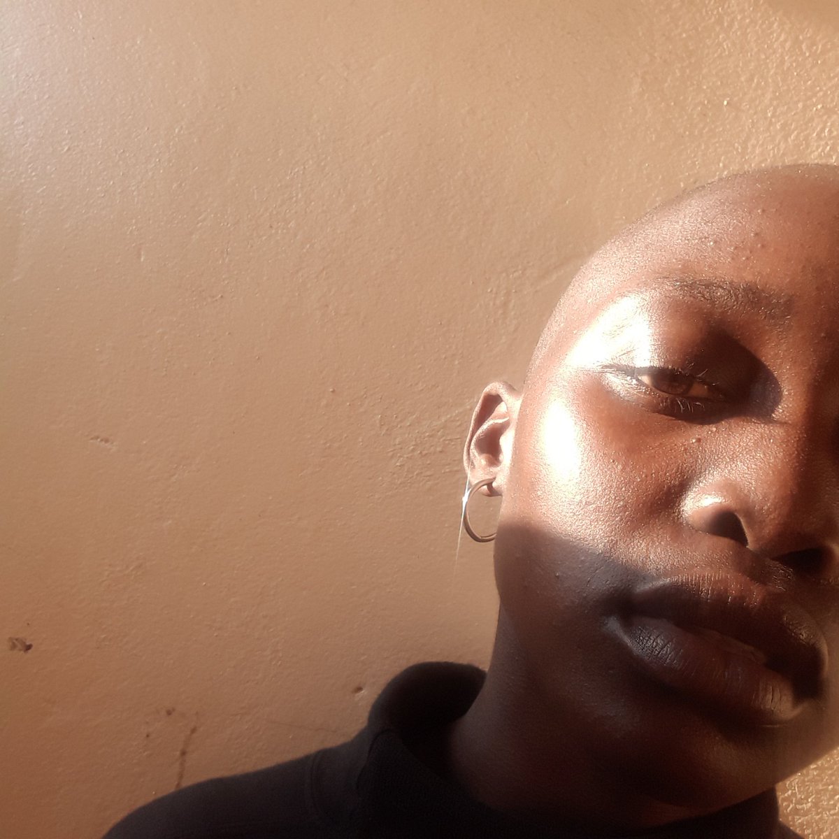 uzinhle_mthembu's tweet photo. These portraits were shot at my granparents outside toilet at Mdeni extension .
06.June.2020
15:21
Aperture : F2,2 | focal length : 1,95 mm
Flash : No flash | White balance : Auto
ISO : 40 | exposure time : 1/116s

I took it on my @SamsungMobileSA A2 core .

#NaturalBeauty https://t.co/MEcn20sK9h