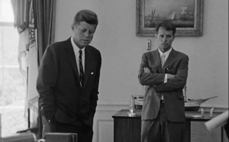 Onore a @IWonderPictures che ha reso disponibile "Crisis: Behind a Presidential Commitment" (1963) di Robert Drew: quando JFK schiera la National Guard contro il governatore dell'Alabama, che rifiutava di ammettere all'università due studenti di colore: iwonderpictures.uscreen.io/programs/crisis