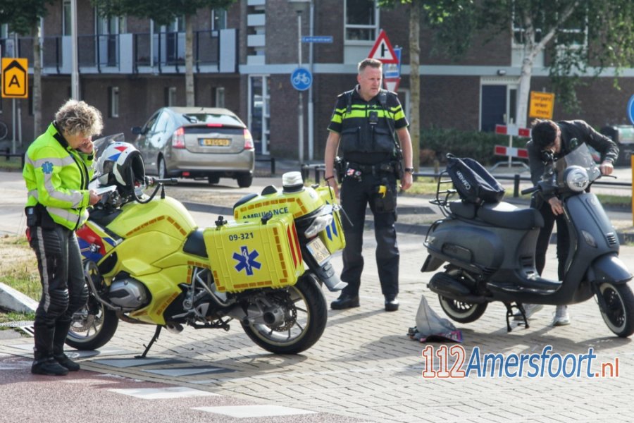 Personenauto en scooter met elkaar in botsing op de Van Randwijcklaan in #Amersfoort. 112Amersfoort.