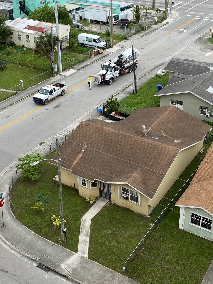 GeneralsSouth's tweet photo. @miamidade311 Can’t believe these guys almost pulled the pole down and tried to leave #keepourcommunitysafe #repairsneeded https://t.co/rUM1kU6wF0