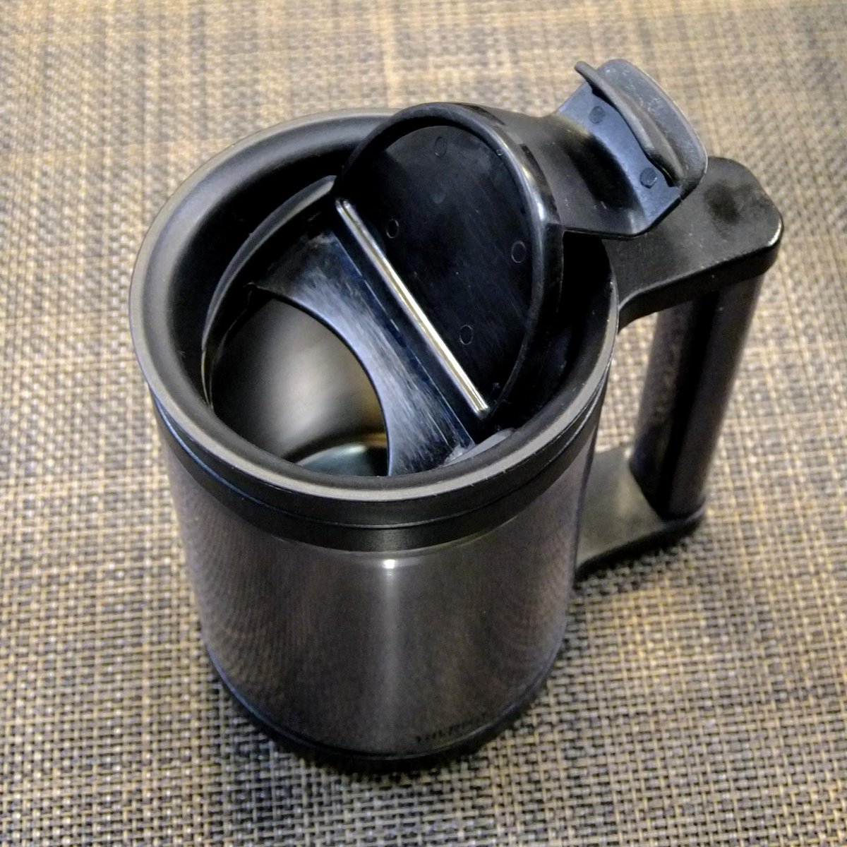 ট ইট র 日比光則 飲み口など樹脂がカビてしまうのが このサーモスのマグカップ あとステン保冷カップの底面のシール シート はこれ こいつを 剥がすと後は知らんからなとマニュアルに書いてある