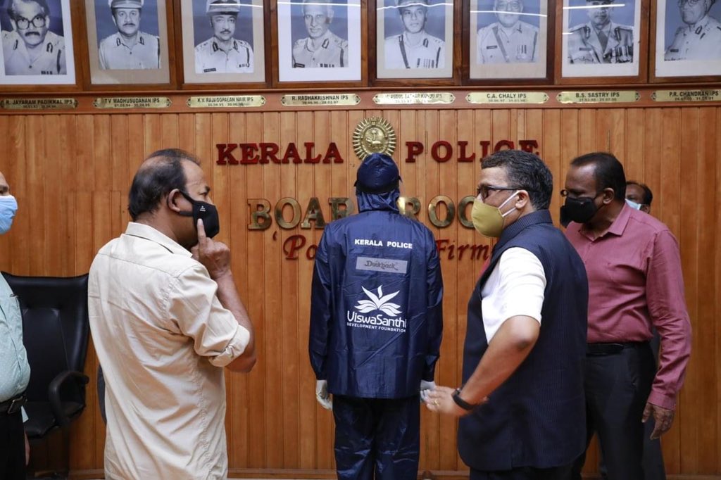 @ViswaSanthiFndn delivered reusable COVID Kit to Kerala Police. We are trying to support them as much as we can. Major Ravi, on behalf of the Viswasanthi Foundation, delivered the Kits to Shri. Lokanath Behera IPS, DGP, Kerala. #COVID19 #keralapolice