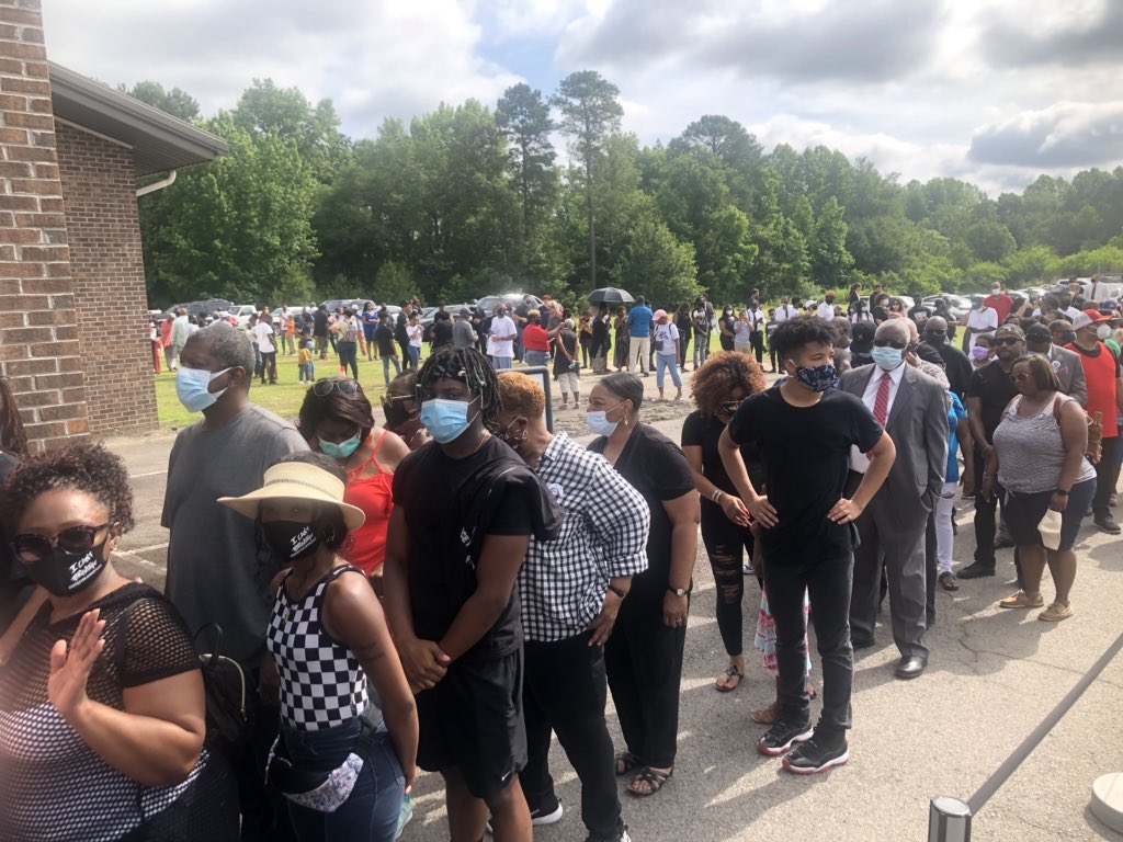 josietaris's tweet photo. Folks wait in line for the public viewing of George Floyd. The church is letting 20 people in at a time, starting at 11. Most people are still in their cars, with overflow parking lots nearly full. #GeorgeFloydMemorial https://t.co/Zg4oR8FEPZ
