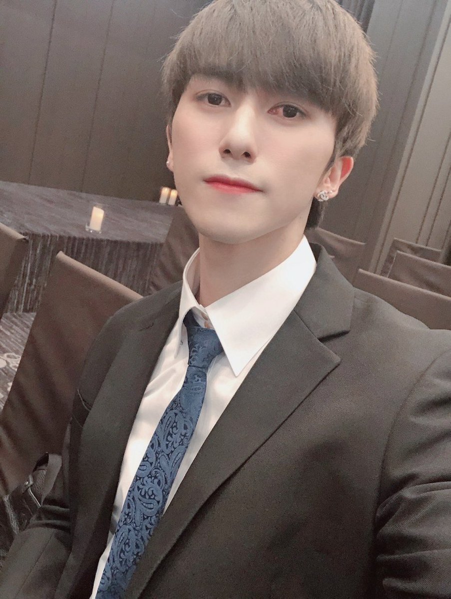 TARGET7_K's tweet photo. #로이 워하!!🙋‍♂️
수트를 입은 로이입니닷 크으👨‍💼✨
날씨가 정말 정말 덥네요 후우
모두들 녹기 없기 약속ㅋㅋ
보고 싶어요 여러부운!!
주말 푹 쉬세요옹🥺💕

#일데900 #감사합니다 💕✨🙇‍♂️
#앞으로도잘부탁해요 https://t.co/jA82R7SGFw