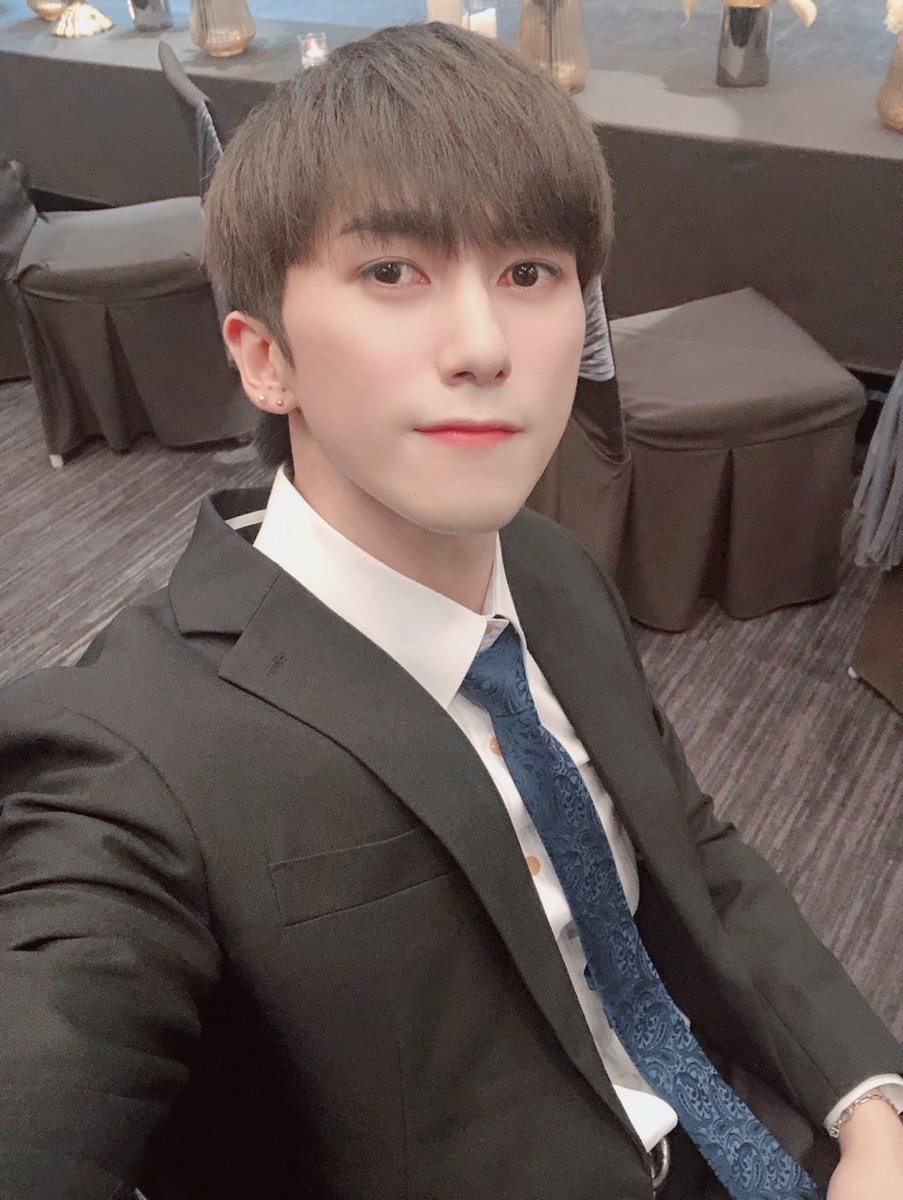 TARGET7_K's tweet photo. #로이 워하!!🙋‍♂️
수트를 입은 로이입니닷 크으👨‍💼✨
날씨가 정말 정말 덥네요 후우
모두들 녹기 없기 약속ㅋㅋ
보고 싶어요 여러부운!!
주말 푹 쉬세요옹🥺💕

#일데900 #감사합니다 💕✨🙇‍♂️
#앞으로도잘부탁해요 https://t.co/jA82R7SGFw
