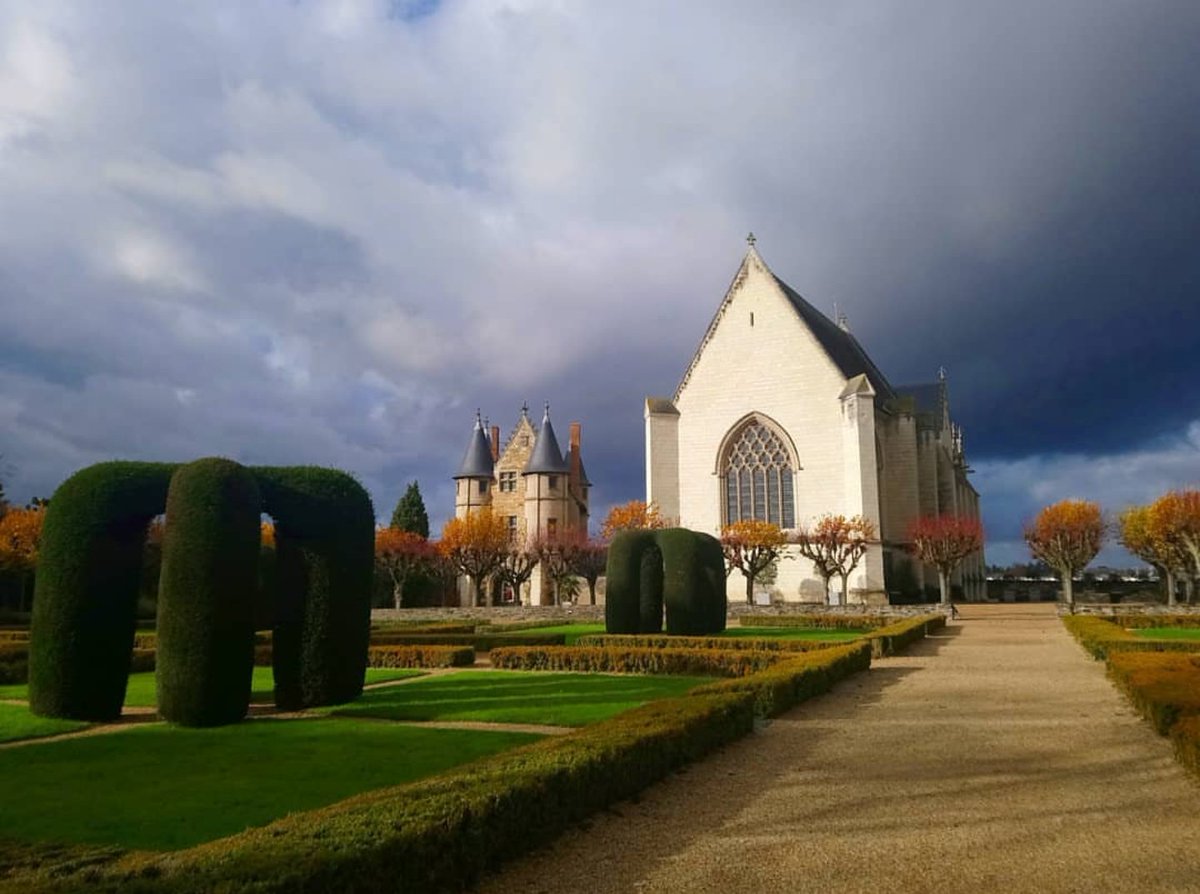 leCMN's tweet photo. À #Angers, profitez d'une visite au château pour apprécier la quiétude du jardin ainsi que le panorama unique depuis la forteresse.
#UnJourUnThread cc @Angers https://t.co/X5sMUJ24ko