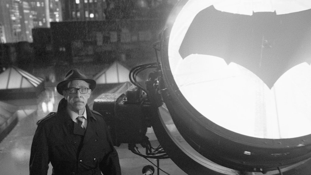 16² - That's when Flash and Bruce meet Diana, Gordon turns on the BatSign and they go to the roof (Flash had been deleted in that old promotional image, but he's)Gordon talks about the missing scientists and, after Cyborg's arrival they discover that they are in Gotham Harbor