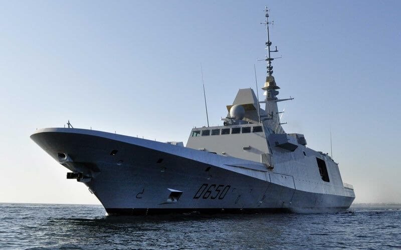 4. La reforme des FAR. Le Roi, chef d’etat major des FAR a entreprit dès 2007 une modernisation de toutes les composantes de l’armée. Depuis, le Maroc s’est equipé de +400 M1A2, 48 F-16, 36 Apache ainsi qu’une FREMM. Celà donne aux FAR un avantage qualitatif dans la region.