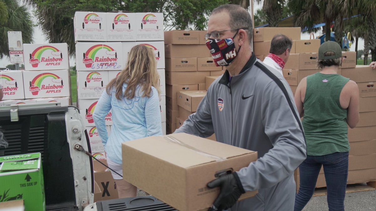 OrangeBowl's tweet photo. We’re honored to work with @FeedingSouthFL, @McCraneyPropCo, @2021Miami and amazing volunteers to provide over 7️⃣0️⃣0️⃣ South Florida families with meals today!

#OrangeBowlCares 🍊 https://t.co/HY08bvLQ1X