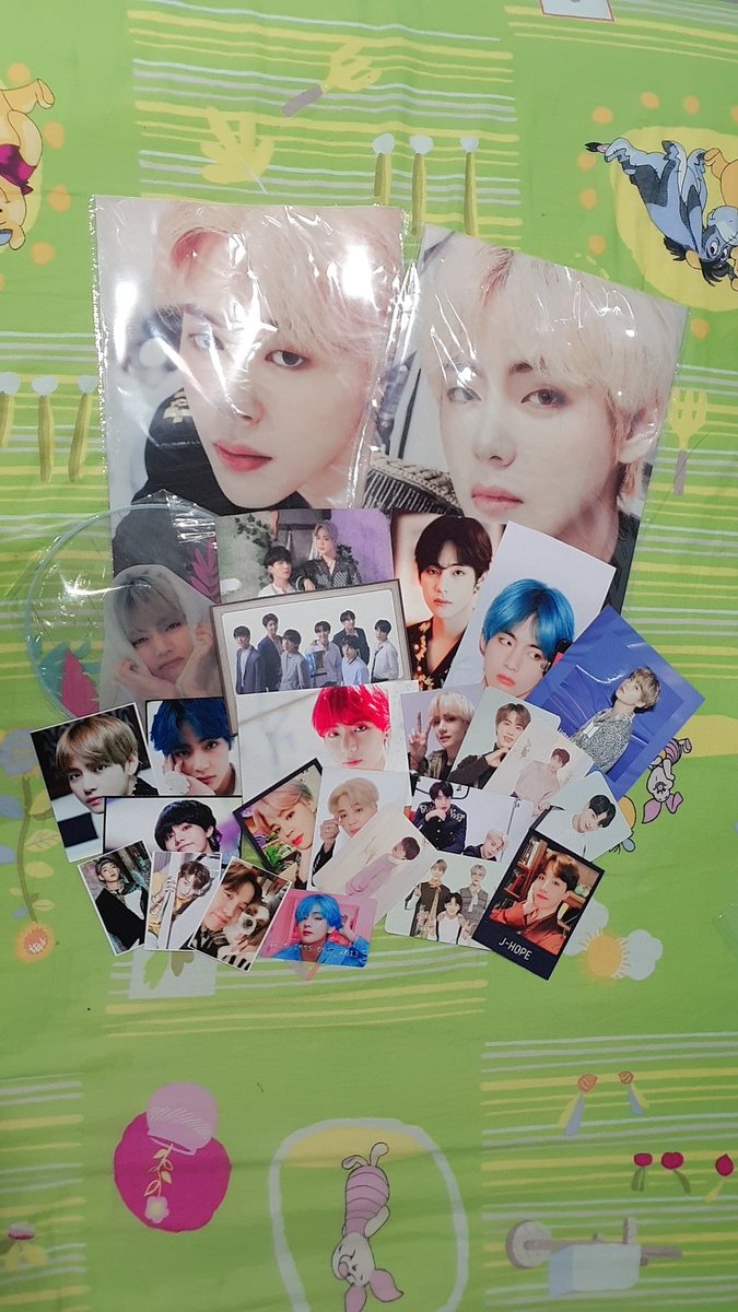 Vminstan95's tweet photo. I just got this Lucky bag from @VTwinsouls! I always buy things from her. I tel u is damn worth there is 24 items in my luckybag and it is only $14.90 including delivery. I got all those things in the pic omg I'm so lucky! 2 files!! Vmin!! https://t.co/IZfA8KsO2k