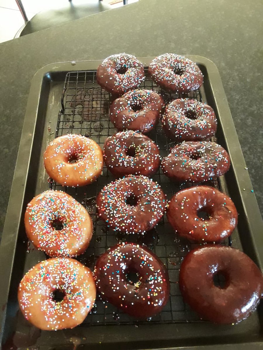 MphoKhanye17's tweet photo. #DJSBU
#Somizi

Good afternoon guys my sister baked these. She needs an investor. Kindly retweet. ❤ https://t.co/q8adUwnuFD