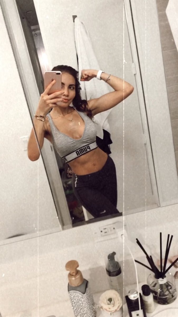 Fabisambrap's tweet photo. Estoy amando mucho mi progreso. 3 semanas y pase de ser flaca a estar definida y con músculos. 
La alimentación, ser constante y descansar bien ayudan muchísimo. 
Todo esto gracias a @Powerfit_co 
En Instagram aparecen como https://t.co/qkyHmWsTWH https://t.co/qO4pegKFdB