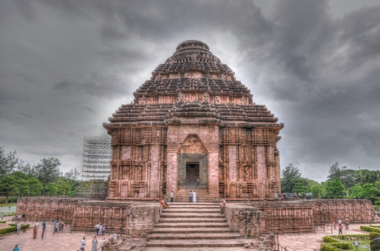 vmistweet's tweet photo. The Sun's chariot in #Konarak - the Sun's corner - #Odisha, was built in 13th century to evoke the powers of #Surya to heal the mankind. The #Chariot-temple was built with 24 wheels and sun's seven horses in imitation of the #divine #vehicle of Surya. Photo: Ashwin Jain, on #VMIS https://t.co/c64j0sqjKp