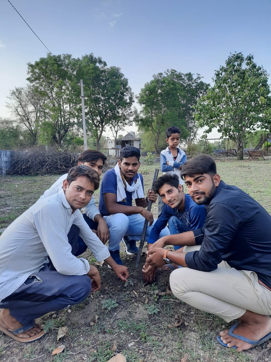Pahalavan8's tweet photo. #selfiwithplants अभियान के तहत आज  कार्यकर्ताओं ने पौधारोपण किया।
जीवन बचाना है,तो पौधा लगाना है।
🌱🌿🌲🌏
#ABVPचित्तौड़गढ़
"चलो इस धरती को रहने योग्य बनाये।"
#5abvpin_5TreeSFD
#ABVPForNature
#ABVPForFuture
@ABVPVoice @abvpchittor 
@harish_sharma1 @RatanVaishnav6 https://t.co/28hGCHXrZW