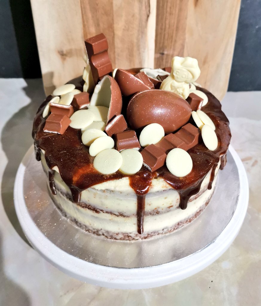 Kinder and Milky Bar Birthday Cake!
#birthdaycakes #sweetfanciescakes