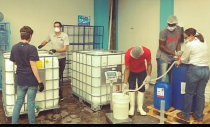 AUF_Caraibe's tweet photo. #SHAGHA FIURD : @uniQhaiti et 3 entreprises #NBCSARL , #TECMALAB, #DELICIEL produiront et vendront à un prix solidaire 100.000 L de gel Hydroalcoolique. Solution originale à l'urgence sanitaire et sociale.
@auf_org https://t.co/mOfXd9pBYz