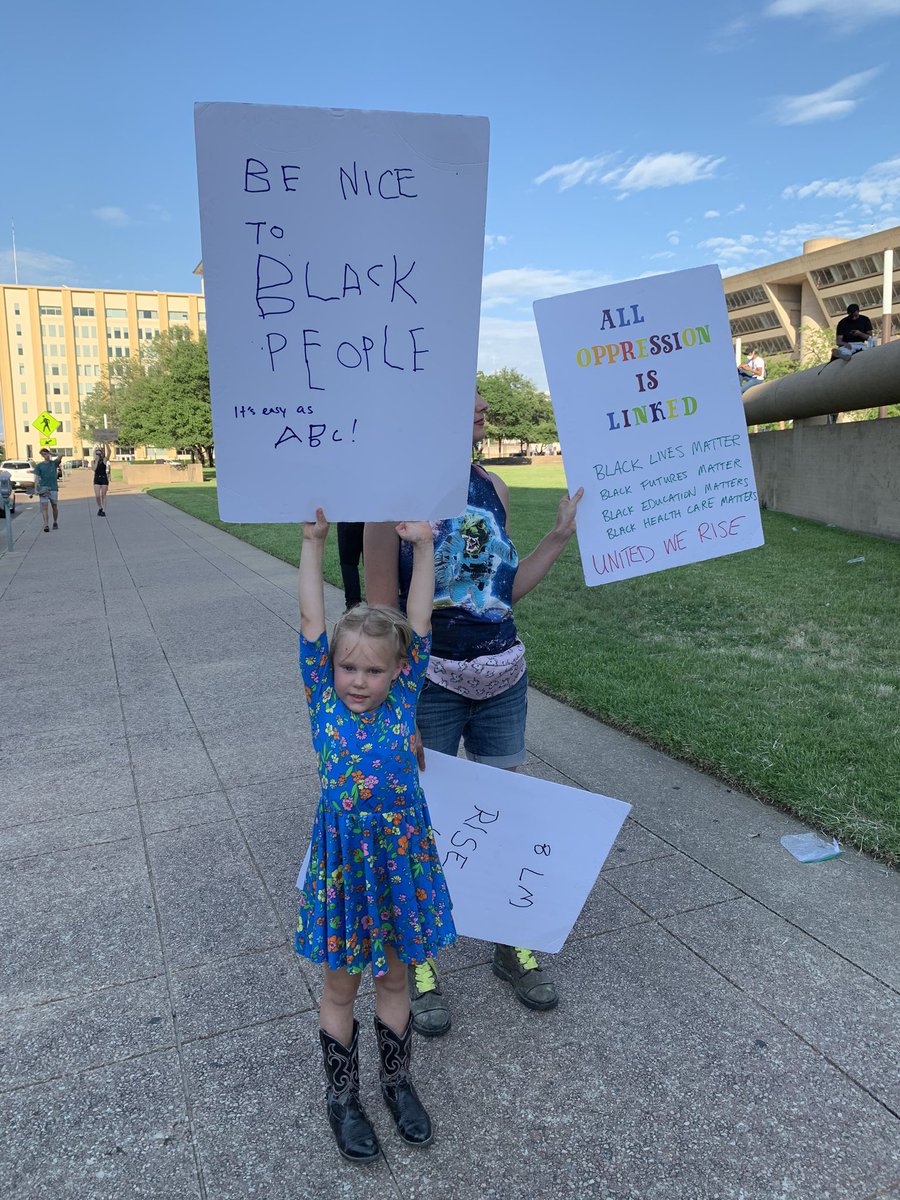 LarryMadowo's tweet photo. They told me she made the sign herself https://t.co/dvaVJ6lpSb
