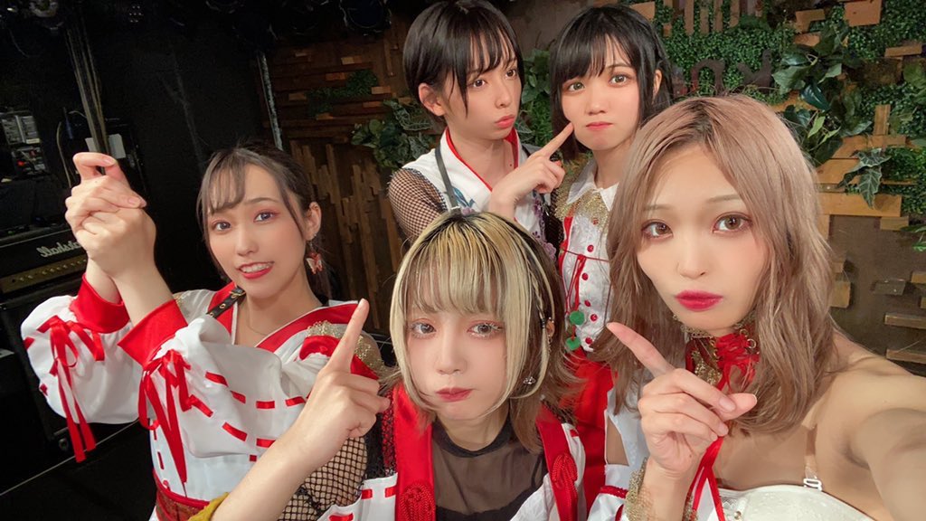 0829rinrin's tweet photo. 神薙ラビッツデビューから500日おめでとうございます
僕が出会ったのは昨年の5月でもう1年以上経ちました。
もうすぐで6人目のメンバーも入ると言うことで2年目は益々迫力あるステージが見れそうで楽しみにしてます。
これからもよろしくお願いします

 #神薙ラビッツ #神薙デビュー500日 https://t.co/XD04LIDih8