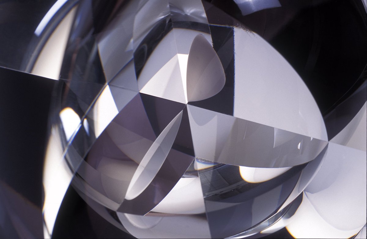 antscala's tweet image. Some beautiful details of my work by Ester Segarra. She really captures the optical craziness going on in these pieces. It’s impossible to tell what’s a reflection and what’s real! #illusion #coldworking #physics #optics #mathematics #precision #performerartistchallenge