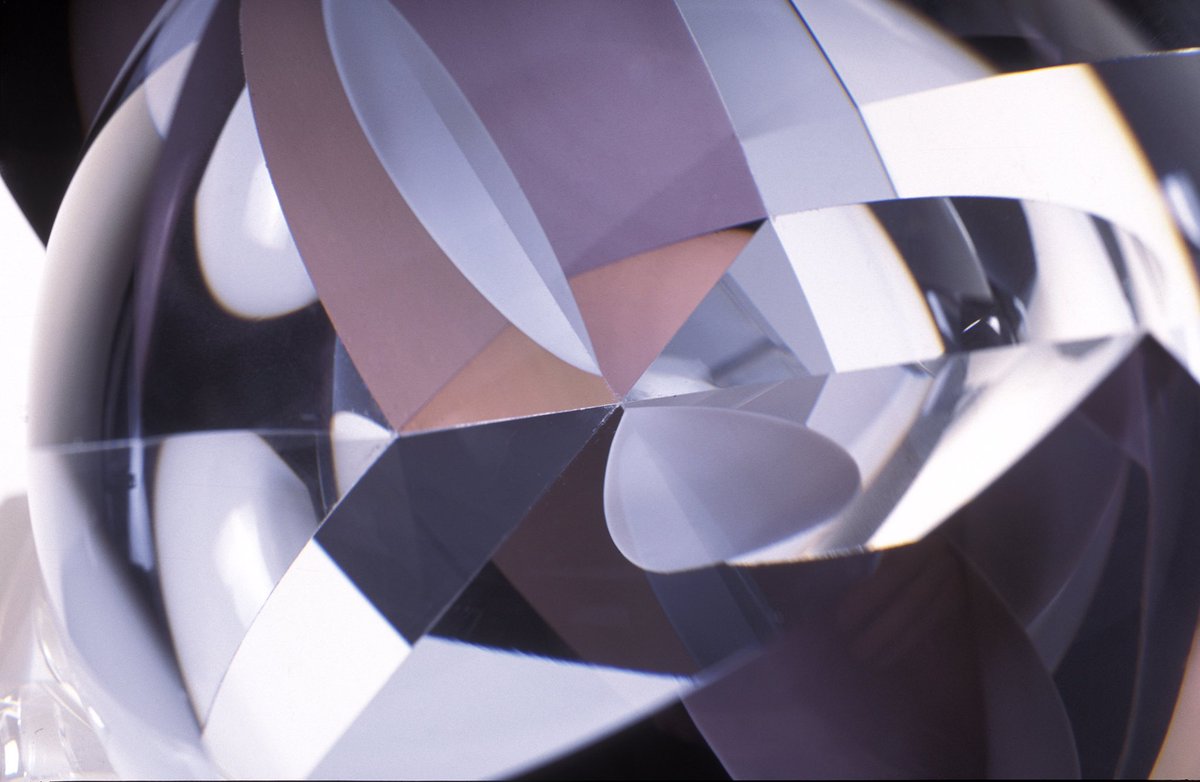 antscala's tweet image. Some beautiful details of my work by Ester Segarra. She really captures the optical craziness going on in these pieces. It’s impossible to tell what’s a reflection and what’s real! #illusion #coldworking #physics #optics #mathematics #precision #performerartistchallenge