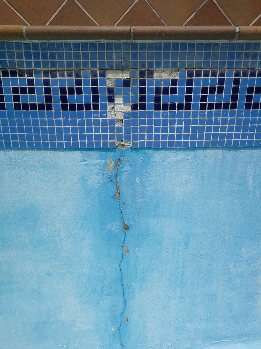 ¿Tu #piscina pierde #agua y has encontrado algo asi? Tiene solución, pero antes de repararlo es importante comprobar que no hay un problema #estructural, para actuar correctamente.