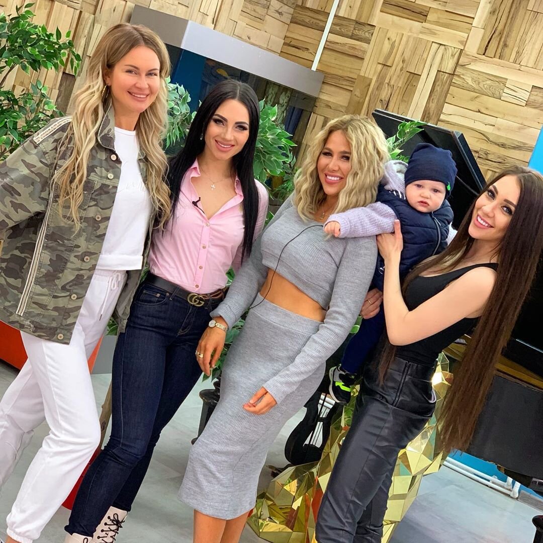 Дом два за август двадцать четвертого года. Дом 2 участники 2009. 1 реалити шоу дом 2. Дом 2 2005 участники. Дом 2 первые участники.