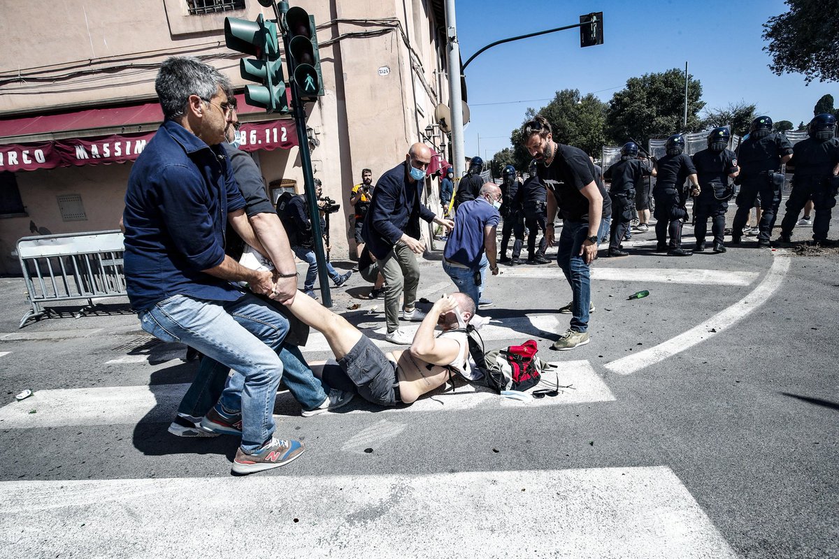 idrossido's tweet photo. Al #circomassimo i nazifascisti #ultrà e di #forzanuova inneggiano al duce e lanciano sassi, petardi e bottiglie, costringendo a blindare la zona. 
Bisogna ricacciare nelle fogne questa feccia e vietare le pagliacciate eversive: il #Fascismo è incompatibile con la Costituzione. https://t.co/vtaLBZc0EQ