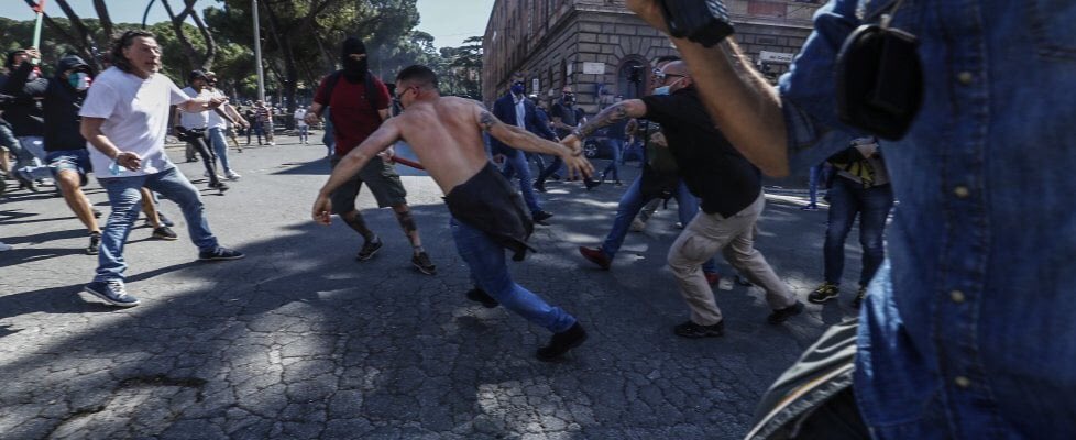 idrossido's tweet photo. Al #circomassimo i nazifascisti #ultrà e di #forzanuova inneggiano al duce e lanciano sassi, petardi e bottiglie, costringendo a blindare la zona. 
Bisogna ricacciare nelle fogne questa feccia e vietare le pagliacciate eversive: il #Fascismo è incompatibile con la Costituzione. https://t.co/vtaLBZc0EQ