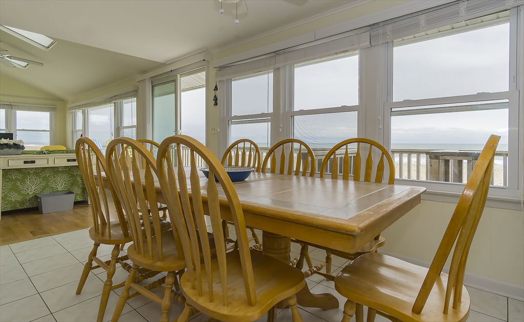 3 bedroom 1 bath #oceanfront #LBI #vacationrental 2nd floor duplex. More info mancinirealty.com/featured-listi… Sleeps 9. <a href="/mancinirealty1/">Mancini Realty</a> <a href="/longbeachisland/">LBI NJ Long Beach Island</a> #jerseyshore #lbiregion