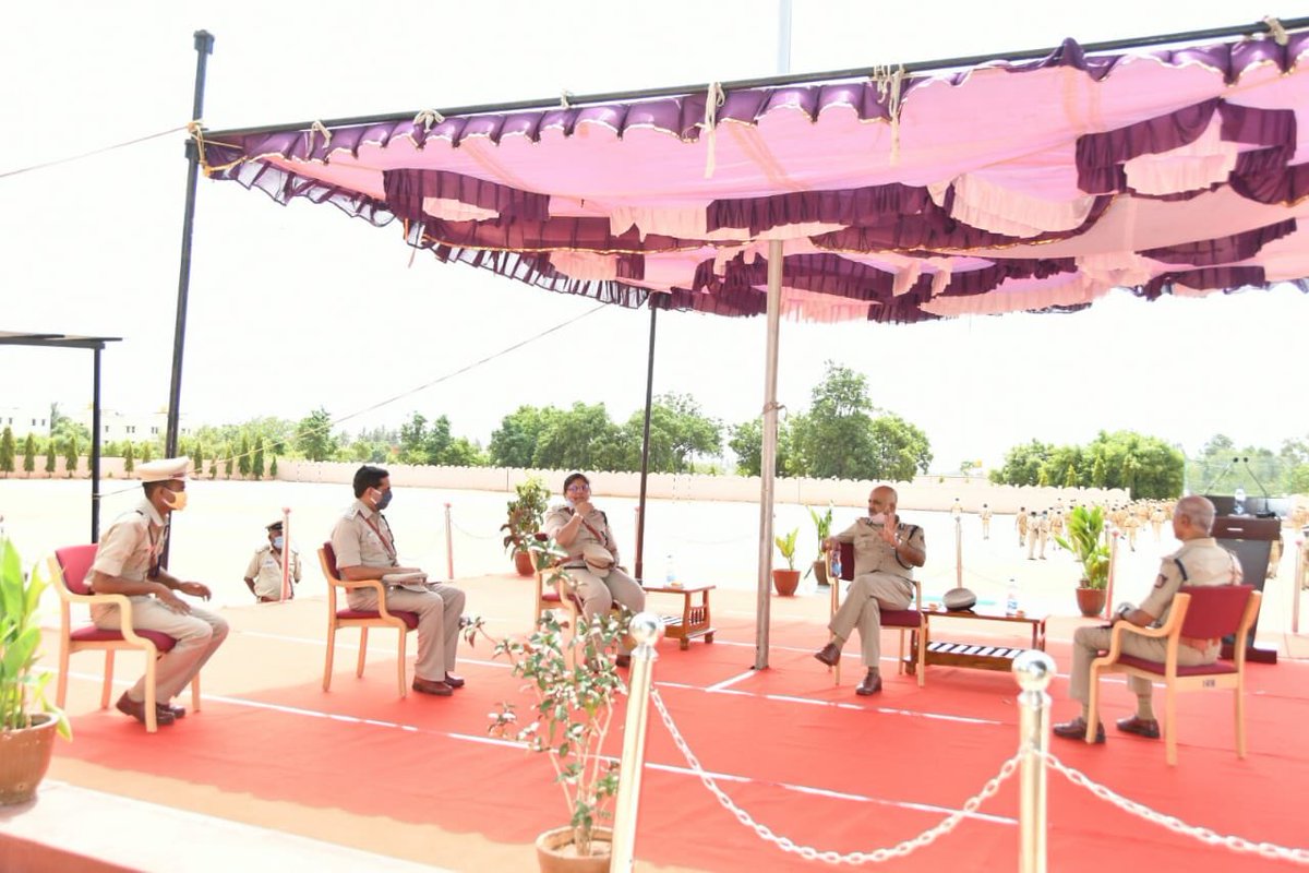 DgpKarnataka's tweet photo. ಪೊಲೀಸರು ಬೆಳೆಸಿದ  ಮರಗಳಿಂದ  ಕೂಡಿದ ಒಂದು ಕಿರು ಅರಣ್ಯದಂತಿರುವ   ಕೆಎಸ್‌ಆರ್‌ಪಿ ಮುನಿರಾಬಾದ್ ನ  ಕ್ಯಾಂಪಸ್‌ ಅನ್ನು   ಸಂದರ್ಶಿಸುವುದೇ  ಒಂದು ಹಬ್ಬ. ವಿಶ್ವ ಪರಿಸರ ದಿನದ ಸುಸಂದರ್ಭದಲ್ಲಿ  ನಾನೂ ಸಹ ಒಂದು ಗಿಡವನ್ನು ನೆಟ್ಟಿರುತ್ತೇನೆ.  ವಿವಿಧ ಮೂಲಭೂತ  ಯೋಜನೆಗಳ ಪ್ರಗತಿ ಪರಿಶೀಲನೆಯನ್ನು ಪ್ರಕೃತಿಯ ಮಡಿಲಲ್ಲಿ ನಡೆಸಲಾಯಿತು. https://t.co/3OPzXaMx7R