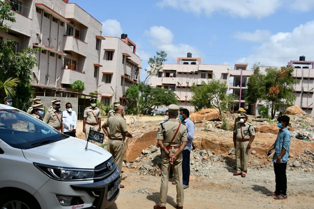 DgpKarnataka's tweet photo. ಪೊಲೀಸರು ಬೆಳೆಸಿದ  ಮರಗಳಿಂದ  ಕೂಡಿದ ಒಂದು ಕಿರು ಅರಣ್ಯದಂತಿರುವ   ಕೆಎಸ್‌ಆರ್‌ಪಿ ಮುನಿರಾಬಾದ್ ನ  ಕ್ಯಾಂಪಸ್‌ ಅನ್ನು   ಸಂದರ್ಶಿಸುವುದೇ  ಒಂದು ಹಬ್ಬ. ವಿಶ್ವ ಪರಿಸರ ದಿನದ ಸುಸಂದರ್ಭದಲ್ಲಿ  ನಾನೂ ಸಹ ಒಂದು ಗಿಡವನ್ನು ನೆಟ್ಟಿರುತ್ತೇನೆ.  ವಿವಿಧ ಮೂಲಭೂತ  ಯೋಜನೆಗಳ ಪ್ರಗತಿ ಪರಿಶೀಲನೆಯನ್ನು ಪ್ರಕೃತಿಯ ಮಡಿಲಲ್ಲಿ ನಡೆಸಲಾಯಿತು. https://t.co/3OPzXaMx7R