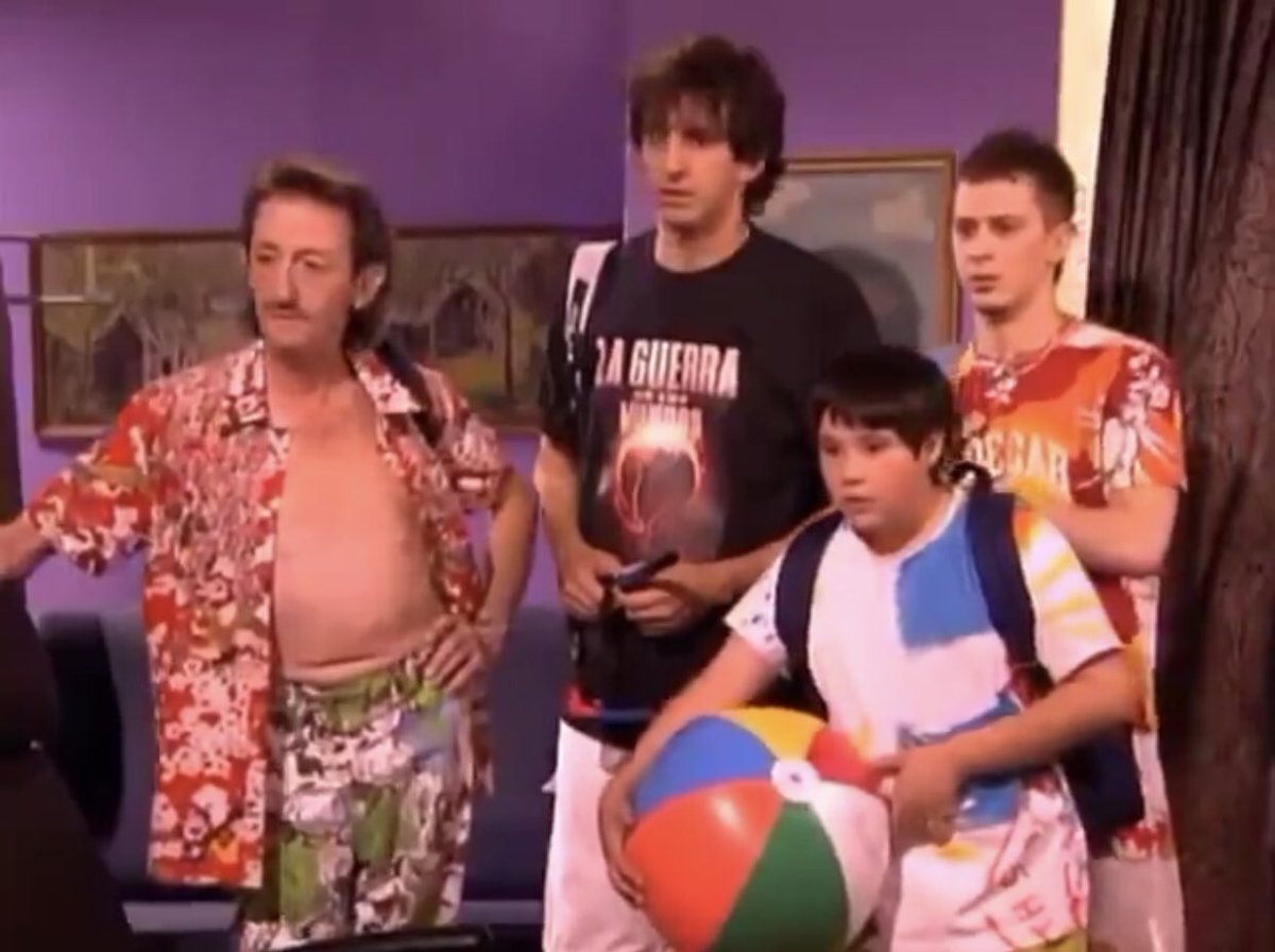 skereunpesado's tweet image. yo que aún no he terminado los trabajos y exámenes // mis amigos listos para empezar el verano