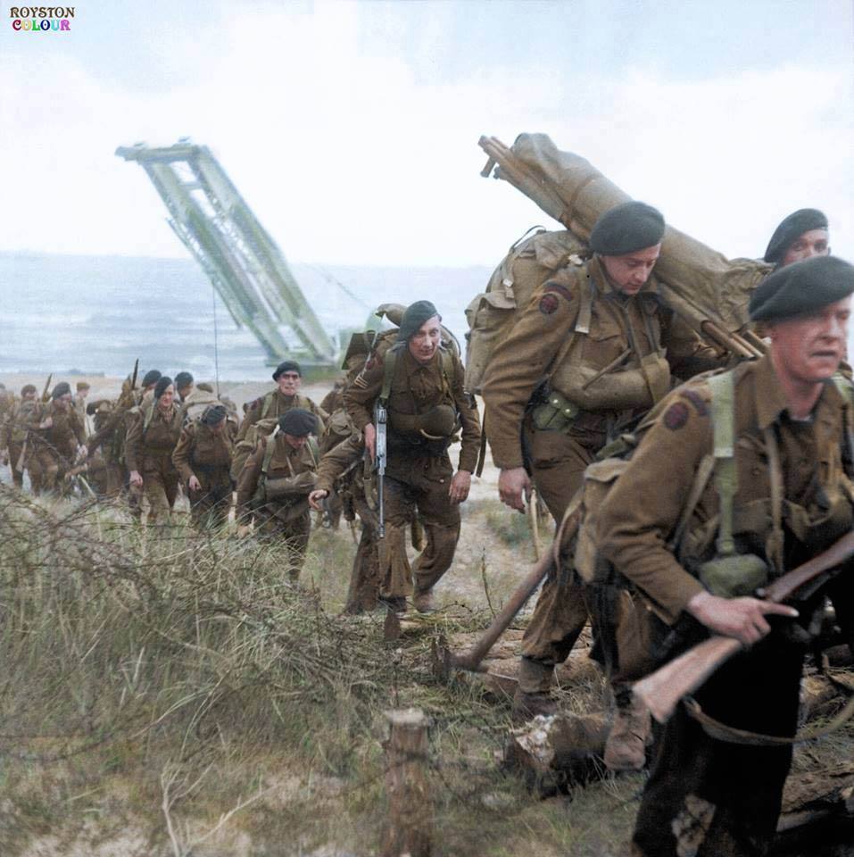 Carpo_vp's tweet photo. Commandos of 1st Special Service Brigade after landing on Queen Red beach, Sword area, 6 June 1944. Credits stamped on each pic. #DDay76 #DDay2020 #DDayLandings #BritishCommandos https://t.co/Cl14O50m1q