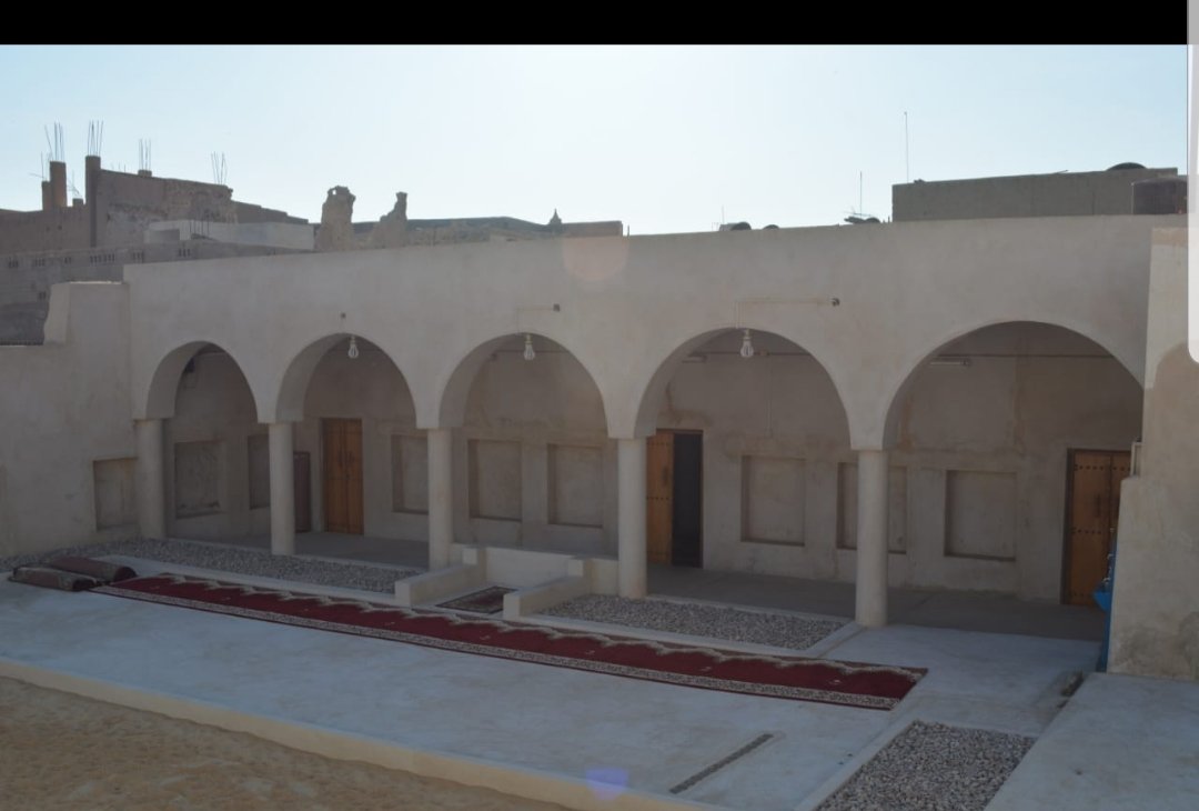 shareef283's tweet photo. تاريخ لا ينسى:
الأمة التي تعرف تاريخها تعرف ذاتها �� وتحسن صياغة مستقبلها .
هذا ساباط الجعفري الطيار  في حارة الرويضة القديمة بحي الكوت في الأحساء .
وبقربه يقع مسجد آل بن زيد ( الحليبي ) العريق. https://t.co/SXE70u4EEK