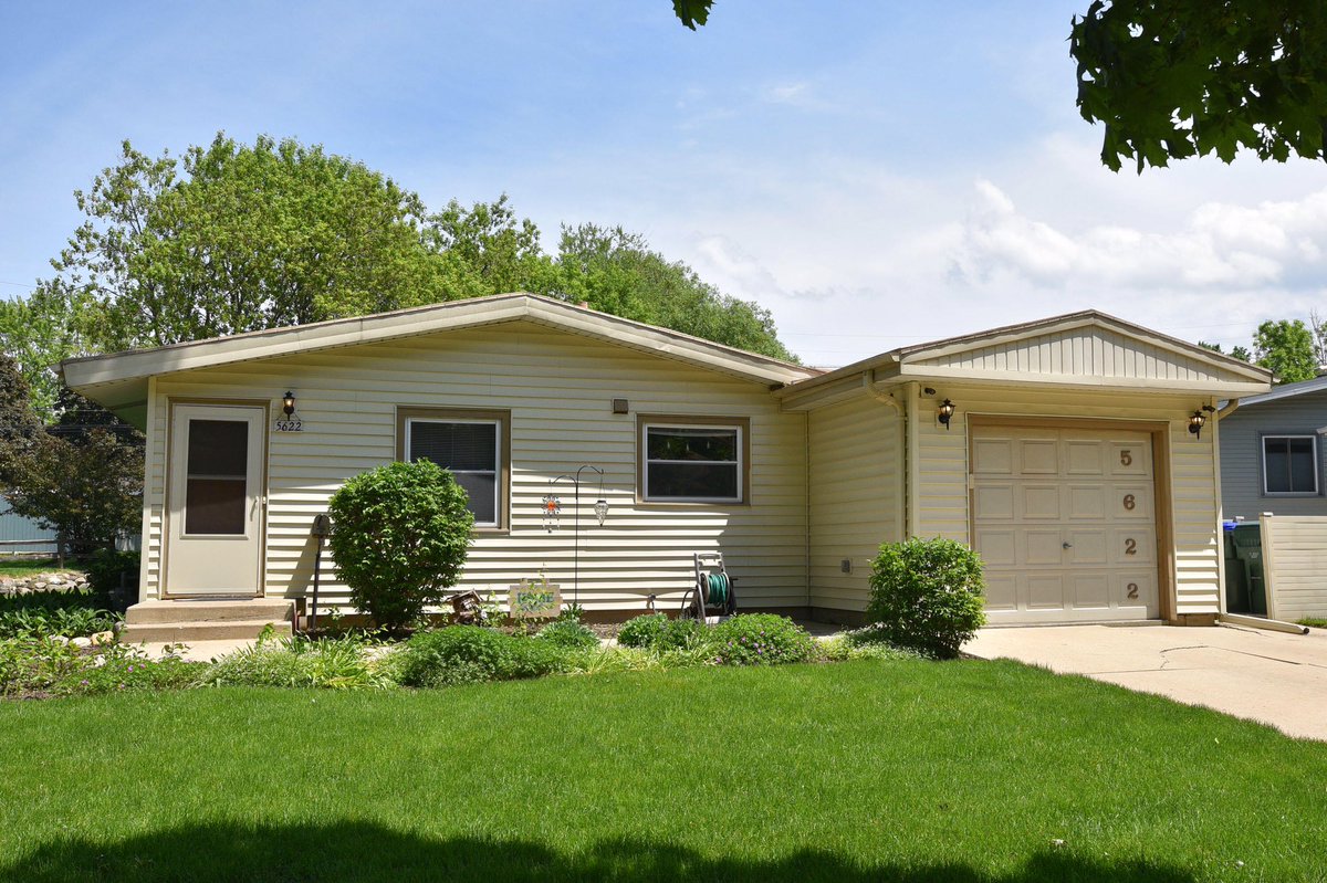 ClosingTimeRlty's tweet photo. Well-Maintained, #AffordableRanch features large great room w 3 large newer windows, 3 bedrooms, hardwood floors, a LL rec room with 2nd full bath, &amp; well manicured fenced yard with patio. Convenient location, close to shops, parks and more!
#ClosingTimeRlty #GreendaleRealtor https://t.co/TPvTb6A21l
