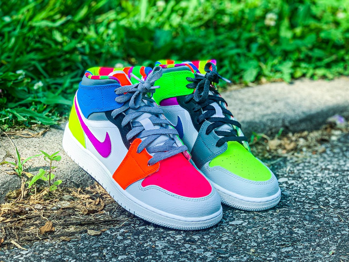 BShow25's tweet photo. 🚨🚨🚨🚨🚨🚨🚨🚨🚨🚨🚨
New Custom Alert‼️
.
CommentLmk what y’all think 👇🏾👇🏾‼️
.
#airjordan1 #custom #custommade #customshoes #aj1mid #aj1 https://t.co/LzFDIOW4Vy
