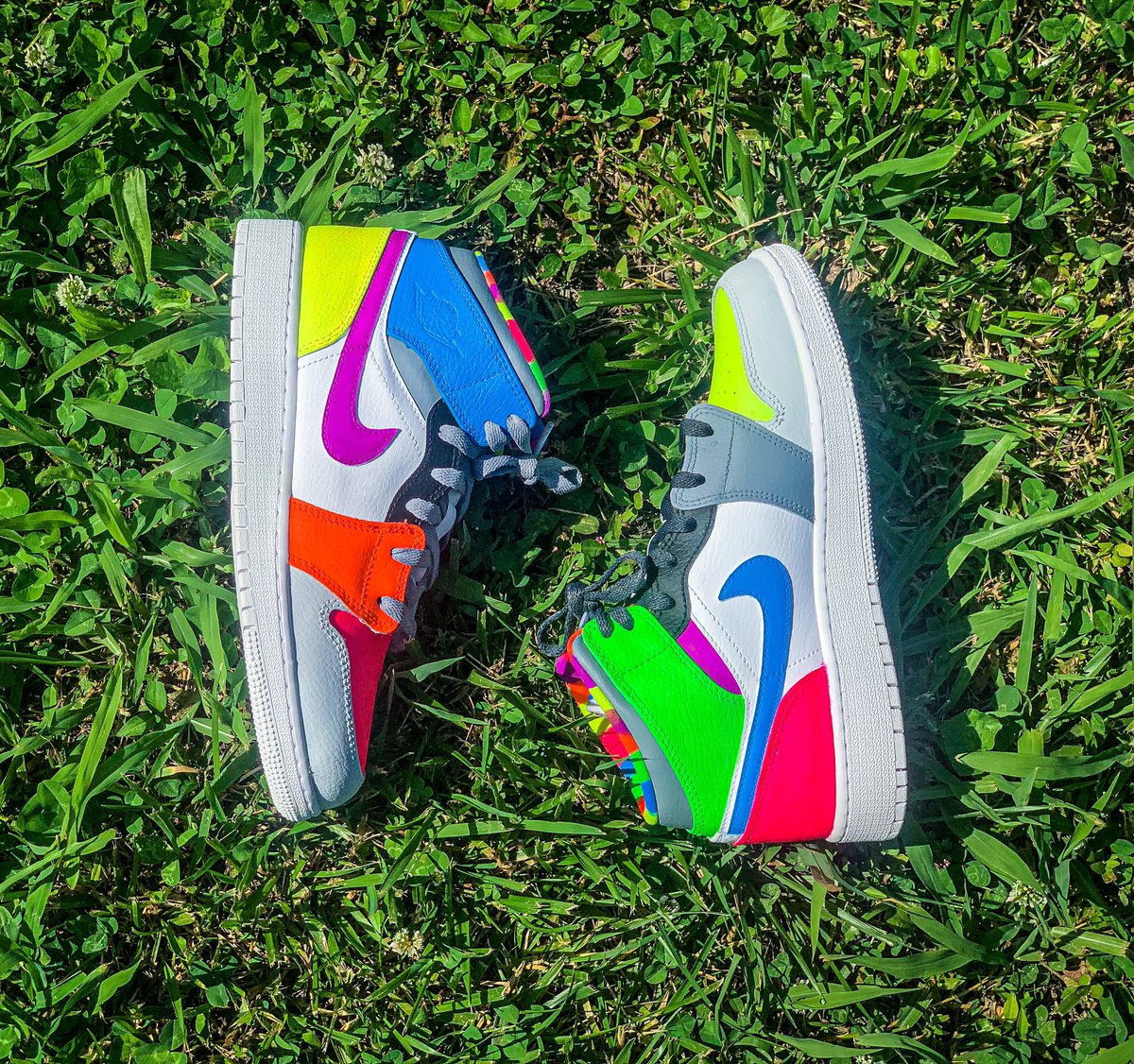 BShow25's tweet photo. 🚨🚨🚨🚨🚨🚨🚨🚨🚨🚨🚨
New Custom Alert‼️
.
CommentLmk what y’all think 👇🏾👇🏾‼️
.
#airjordan1 #custom #custommade #customshoes #aj1mid #aj1 https://t.co/LzFDIOW4Vy