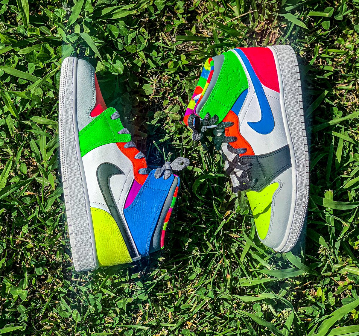 BShow25's tweet photo. 🚨🚨🚨🚨🚨🚨🚨🚨🚨🚨🚨
New Custom Alert‼️
.
CommentLmk what y’all think 👇🏾👇🏾‼️
.
#airjordan1 #custom #custommade #customshoes #aj1mid #aj1 https://t.co/LzFDIOW4Vy