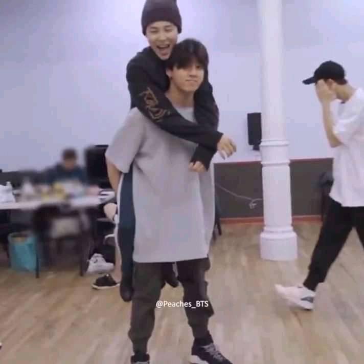 Minkookearn4's tweet photo. ความสามารถพิเศษขี่หลังจองกุกครับจ้าๆๆๆๆแต่เปนน้องเนาะคนนี้อะน้องยังไงเอ่ย น้องที่แปลว่าแฟน https://t.co/4n793hJv7I