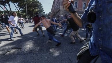 Da una parte gente che manifesta conto il razzismo, rispetta distanze, sta 8’40” in assoluto silenzio. Dall’altra un gruppo di neofascisti che lancia sassi, bottiglie e bombe carta. Da che parte stare è sempre una scelta. Io sto a sinistra. #blacklivesmatter #circomassimo