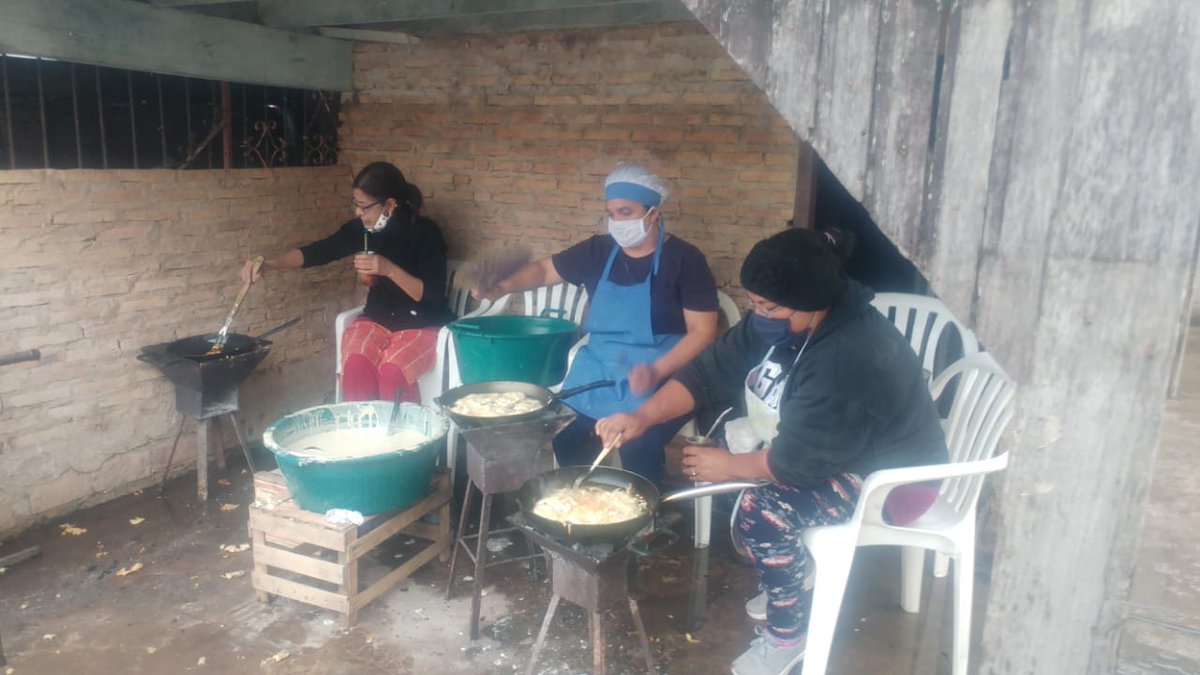AsambleaPor's tweet photo. Muy agradecidos desde Camsat a la ciudadanía que hizo su aporte, a través de @TodosPorPy, a nuestras 3 ollas populares (1300 platos diarios) en Bañado Tacumbú. Esta semana recibimos 16.500.000 gs. https://t.co/YQbb2pQ0vY