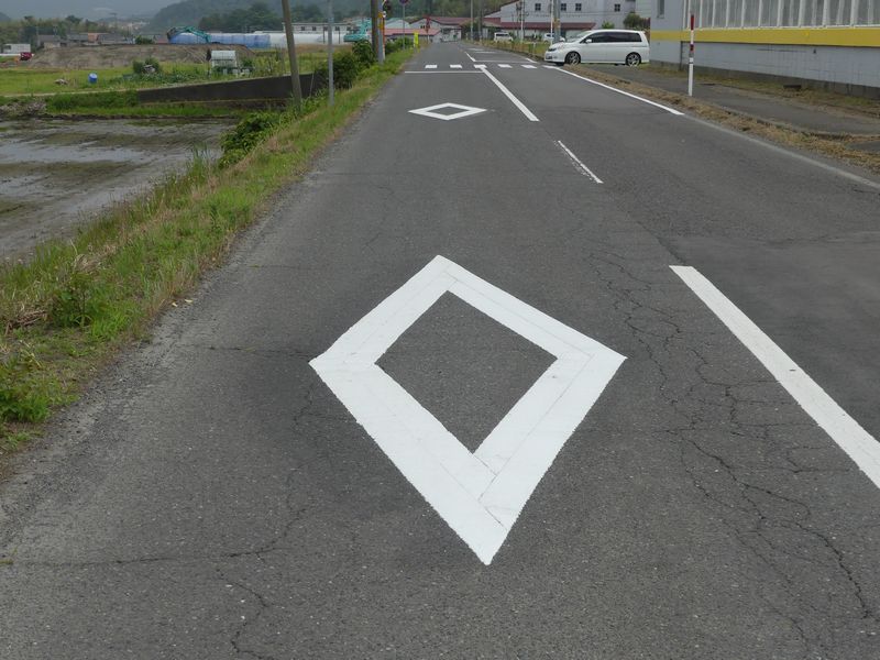 もり V Twitter 最近 横断歩道とダイヤマークが 引き直された箇所ですが 手前のダイヤマークがいびつで ここを通ると平衡感覚がおかしくなったように 感じてしまいます 道路はまっすぐです 福井県敦賀市